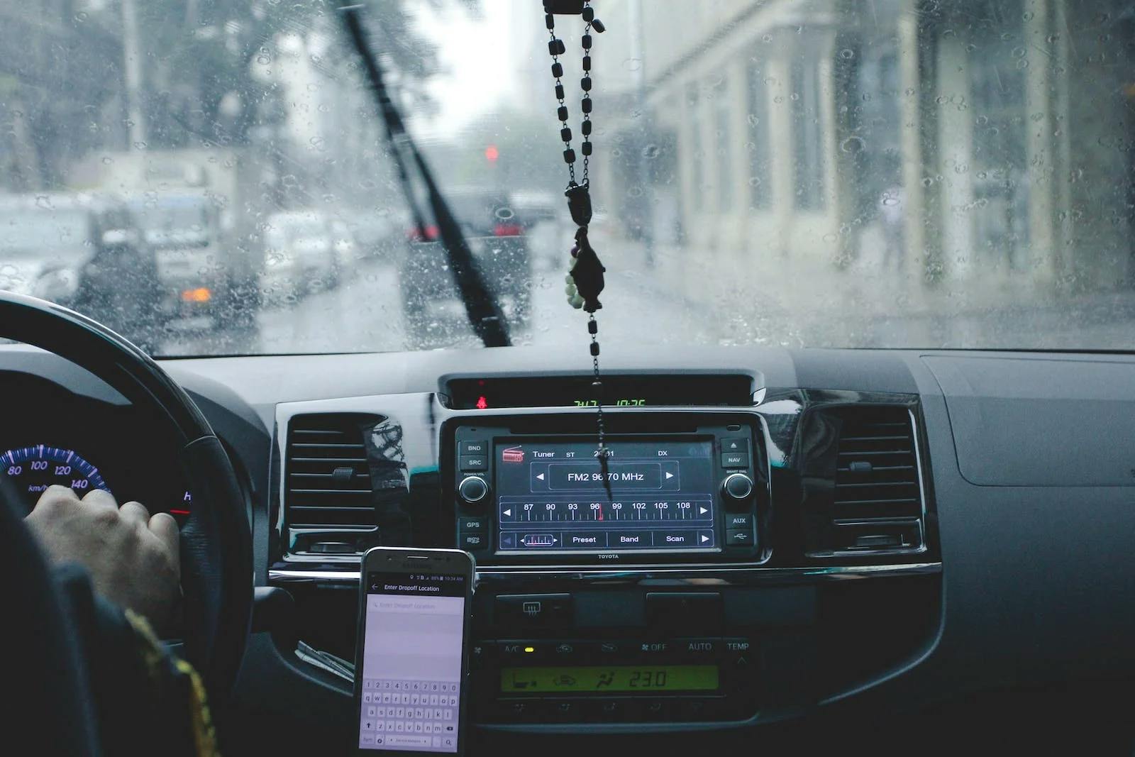 การขับรถขณะฝนตกหนักควรขับขี่อย่างไร