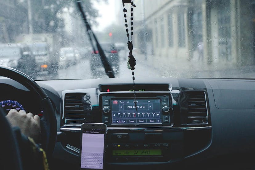 การขับรถขณะฝนตกหนักควรขับขี่อย่างไรundefined